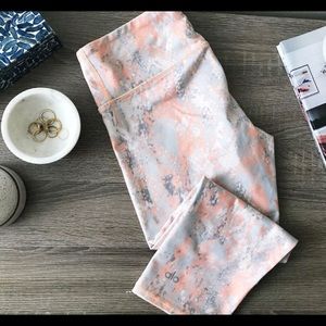 Alo Yoga Capri leggings snakeskin print